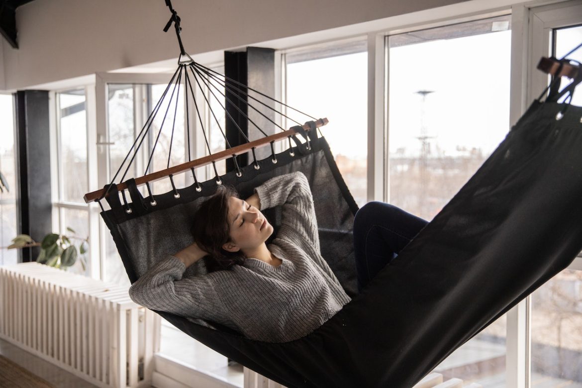 Ontspannen in stijl: het gebruik van een hangmat met hangmatstandaard Ontspannen in stijl: het gebruik van een hangmat met hangmatstandaard